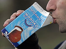 «Запрет на ввоз в Россию белорусского молока очень напоминает винно-боржомную войну с Грузией, в итоге обернувшуюся полноценной «горячей» войной»