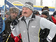 Команда Лукашенко снова выиграла лыжную эстафету. Самыми «активными болельщиками были члены БРСМ»