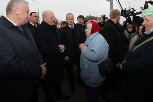 Два фото. Как Лукашенко из народного президента превратился в президента без народа
