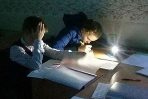 В Гродненском районе за фото уроков при свете фонарика уволили учительницу