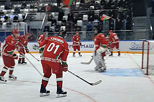 Субботний хоккей. Лукашенко «01» на льду