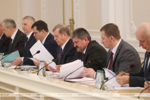 Пресс-секретарь Лукашенко: Надевать на чиновников маски силой никто не намерен