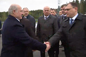 Видеофакт. 12 рукопожатий Лукашенко за 40 секунд