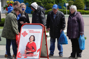 В Минске к потенциальным кандидатам потянулись люди в масках (и без)