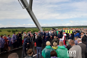 Толпа на мосту слушает новые ориентиры Лукашенко – без дистанции, без масок