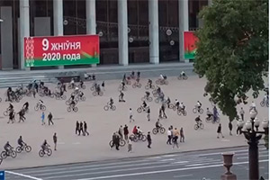 Закат, протестный «танец» велосипедистов на Октябрьской площади – красивое видео