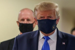 Кадр дня. Трамп впервые надел маску на публике