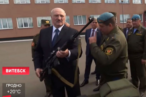 Лукашенко взял в руки винтовку: «Родная, я помню ее»