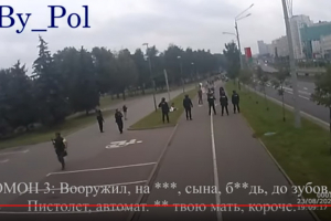 Видеофакт. Лукашенко с автоматом лично распоряжается «убрать» протестующих. Девушка кричит: «Мама!»