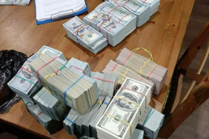 Налоговая выясняет: должен ли Тихановский заплатить налог с найденных за диваном $900 тысяч