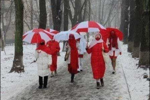 Фотофакт. Девушки с БЧБ-зонтиками провожают старый год прогулкой по Минску