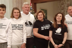 Ананич поделилась семейным луком – все в мерче с цитатами Лукашенко