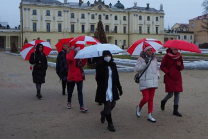 Фотофакт. Женщины Белостока вышли на прогулку с БЧБ-зонтиками в поддержку белорусов