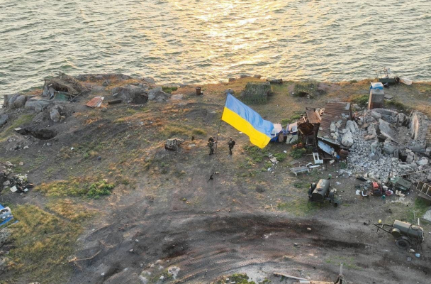 Война, 7 июля. Украинские бойцы установили флаг на острове Змеином. Зеленский: «Очень мощно заработала западная артиллерия». Чем уникален оказался предыдущий день