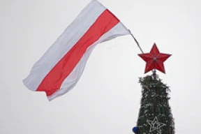 Над галоўнай ёлкай Віцебска ўзнялі бел-чырвона-белы сьцяг