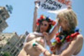 Обнаженные киевлянки протестуют против отключения горячей воды (фоторепортаж)
