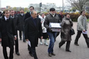 Путь на Всебелорусское собрание Некляеву преградили крепкие ребята в штатском