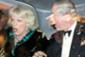 Лимузин принца Чарльза и Камиллы атаковали студенты (фотофакт)
