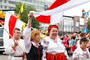 Беларуская калона з бел-чырвона-белымі сцягамі на карнавале ў Іркуцку (фота)