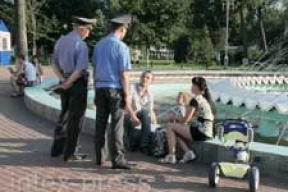 В Барановичах на акцию протеста пришли только милиционеры, а в Слуцке на площади задержали 84-летнего старика