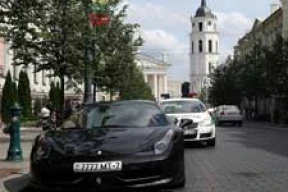 Богач из Беларуси припарковал в Вильнюсе свой Ferrari, «как дома» (фотофакт)