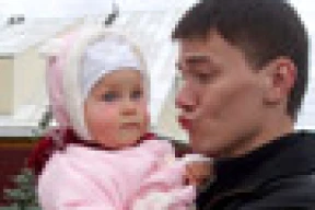 Сыновья Солодухи грузят на складе автозапчасти