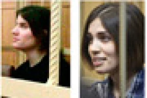 Хаматова и еще 100 артистов требуют выпустить Pussy Riot