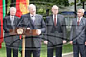 Кто прячется за спиной у Лукашенко (фото)