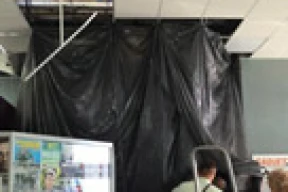 В торговом центре на девушку упал подвесной потолок