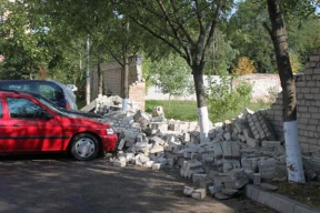 На автомобили обрушился забор Следственного комитета