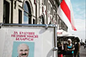 За Лукашенко агитируют у бело-красно-белого флага