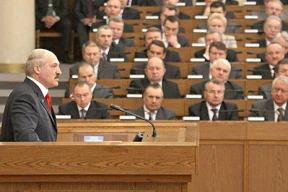 «Как Лукашенко будет выходить из всего этого? Лозунгами!»