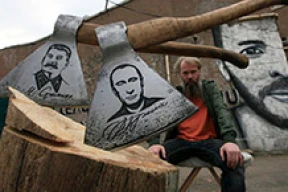 «Тоталитаризм — это когда добровольные помощники диктатора доносят, врут и вылизывают филе»