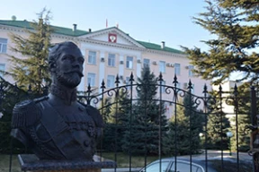 «А вы за ухо трогайте. Чувствуете?»