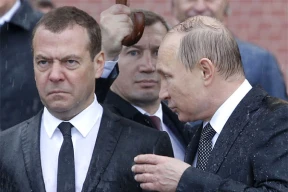 Промокшие Путин и Медведев