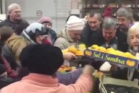 Как в минском супермаркете покупатели давились за дешевой хурмой. Видео