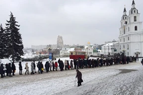 Фотофакт. Сотни человек в очереди за крещенской водой в Минске