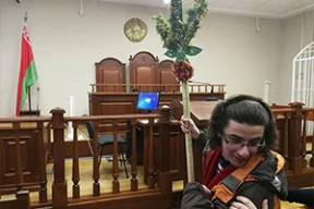 Активист пришел на суд с рождественской звездой в форме конопляных листьев. Фотофакт