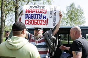 Соратники Статкевича устроили перфоманс на акции провластных профсоюзов