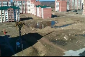 В Полоцке дети плавают на пенопласте в глубокой луже. Все ждут трагедии?