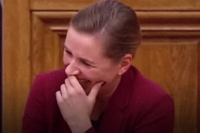 Премьер-министр Дании рассказала историю о слоне и верблюде. Смеялся весь парламент