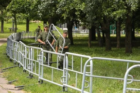 Реакция: «Ну раз будут рамки, металлоискатели и все безопасно, то можно и на пикет сходить!»