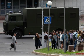 Романчук: «Бурлят улицы и очереди. Злыми слепнями снуют расплодившиеся автозаки»