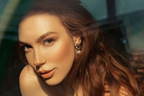 Iмя: Анастасiя  Паходжанне: Украiна  Род заняткаў: Фотамадэль  Асаблівыя прыкметы: Здымаецца ў жанры ню.