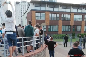 Сотни человек караулят избирательный участок. ОМОН наблюдает