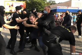 Жители Слуцка – ОМОНу: «Это сегодня мы уйдем, а 9-го вернемся!»
