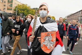 «Ба-бу-ля!», саксофонист, танцы у стелы — воскресный марш в лицах
