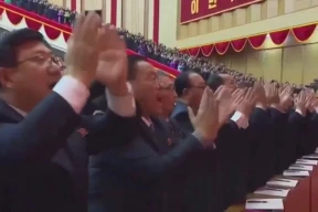 Как аплодируют стоя диктатору на собрании