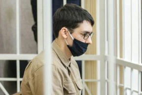 В железной клетке — 25-летний Тихон Осипов. Начался суд по делу о наезде BMW на силовиков 11 августа