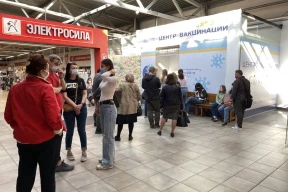 У адзіным на краіну пункце вакцынацыі ў гіпермаркеце — гіганцкія чэргі